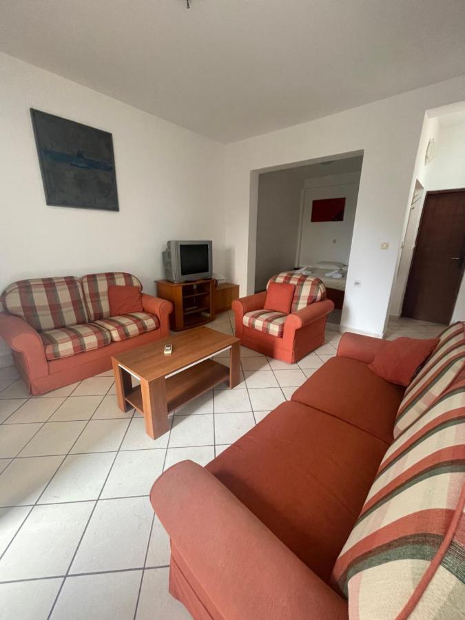 Apartments Mandarina Garden Petrovac Dış mekan fotoğraf