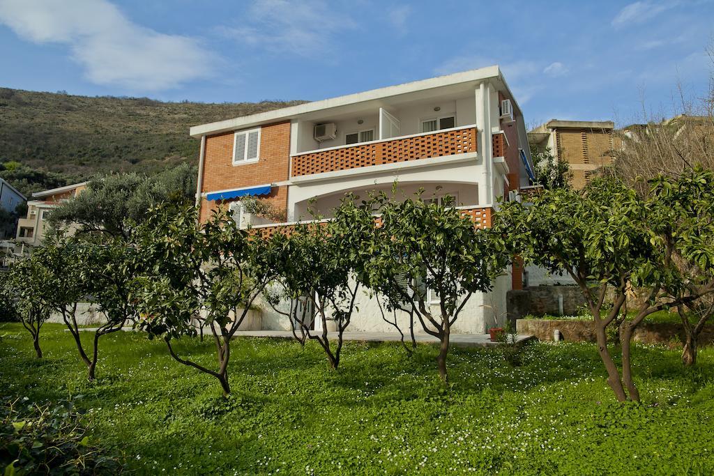 Apartments Mandarina Garden Petrovac Dış mekan fotoğraf