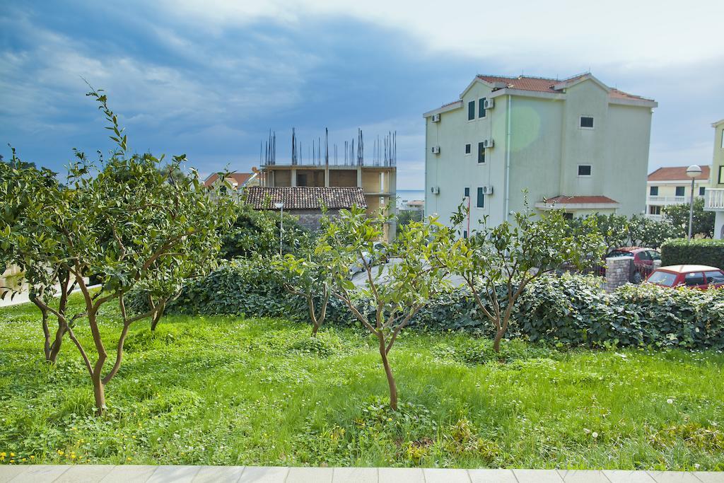 Apartments Mandarina Garden Petrovac Dış mekan fotoğraf